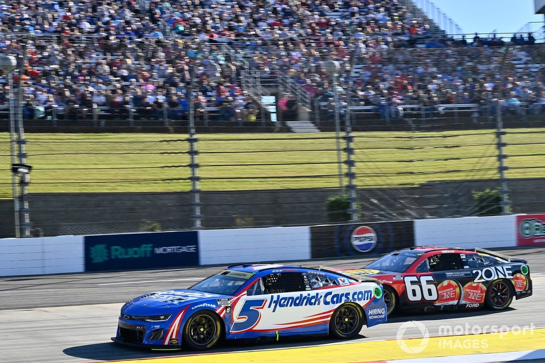 Kyle Larson, Hendrick Motorsports, HendrickCars.com Chevrolet Camaro y Josh Bilicki, Power Source, 2ONE Pouches Ford Mustang