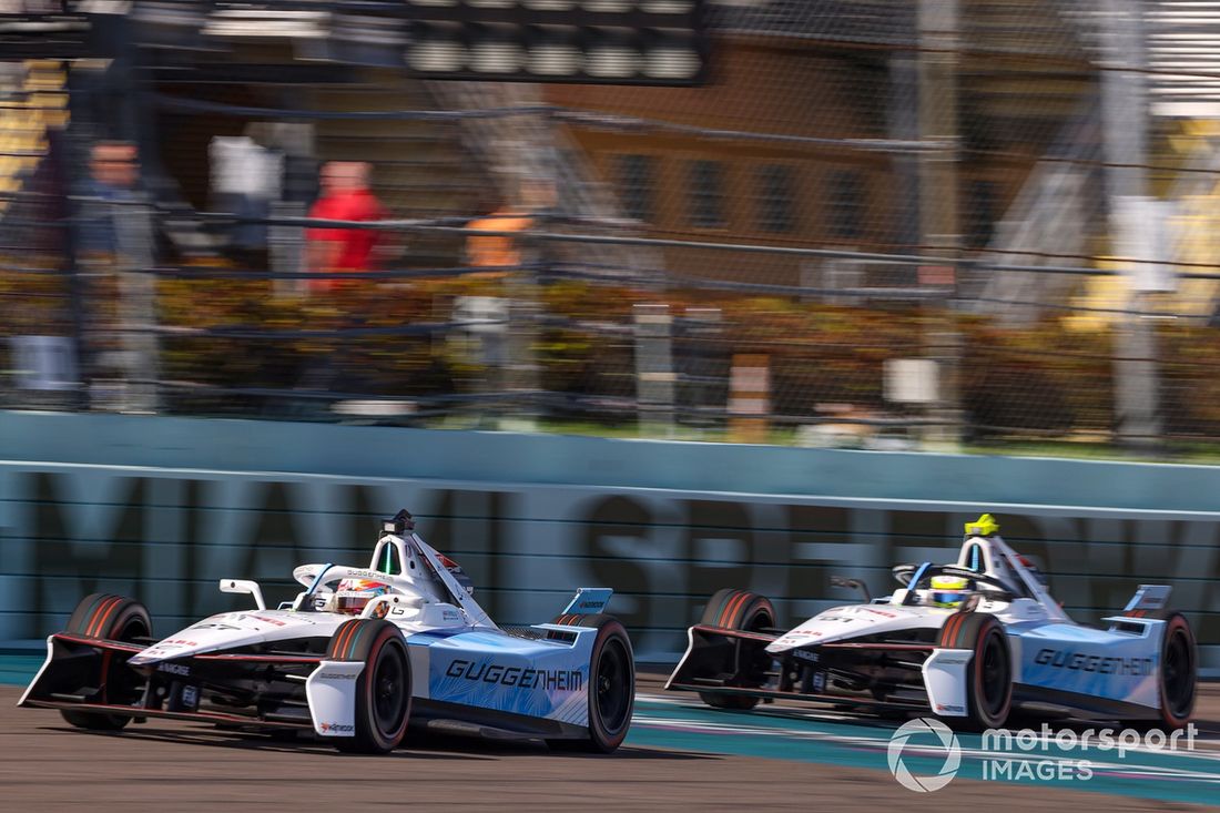 Nico Muller Andretti Formula E Porsche 99X Electric Gen3 sigue a Jake Dennis Andretti Formula E Porsche 99X Electric Gen3 en pista