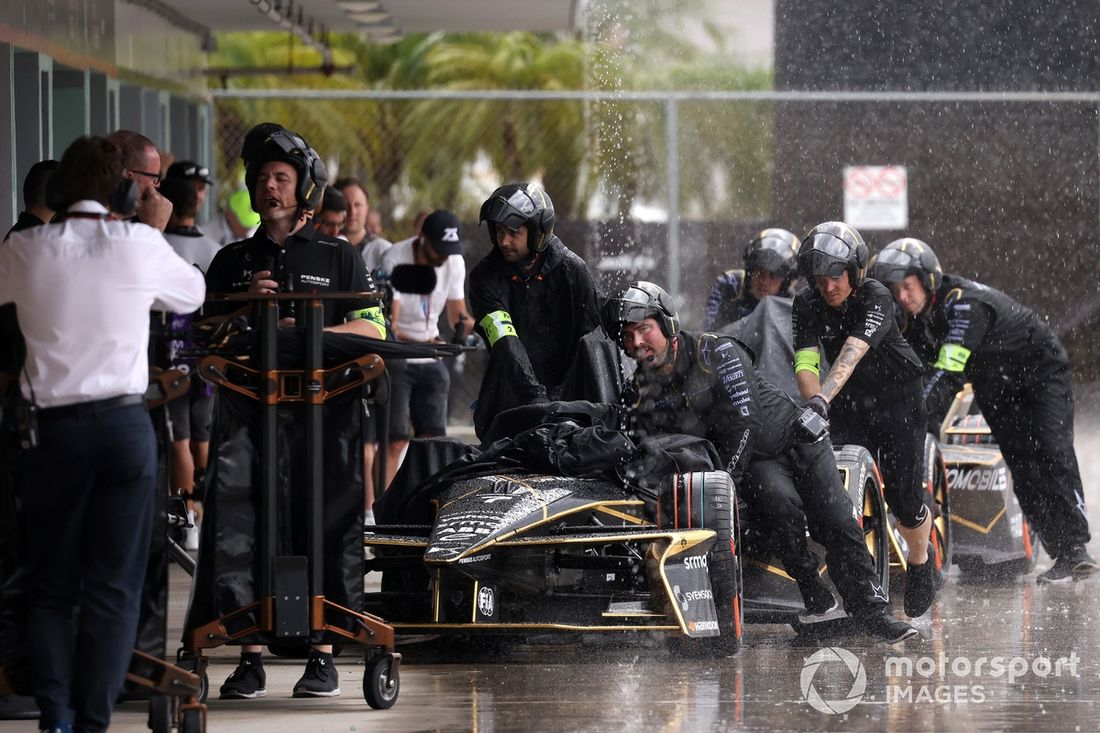 Miembros del equipo DS Penske empujan el coche 7 de vuelta al garaje