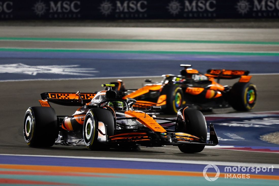 Lando Norris, McLaren MCL38, prowadzi Oscar Piastri, McLaren MCL38