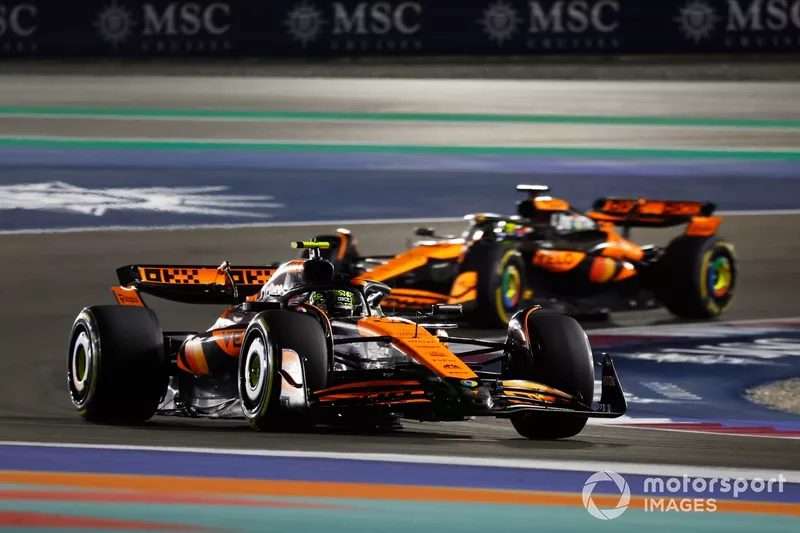 Lando Norris, McLaren MCL38, mène Oscar Piastri, McLaren MCL38