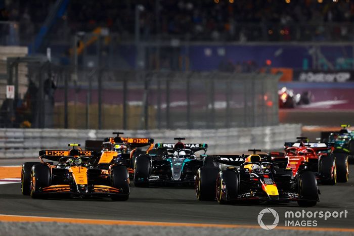 Lando Norris, McLaren MCL38, lucha con Max Verstappen, Red Bull Racing RB20, por el liderato de la carrera.