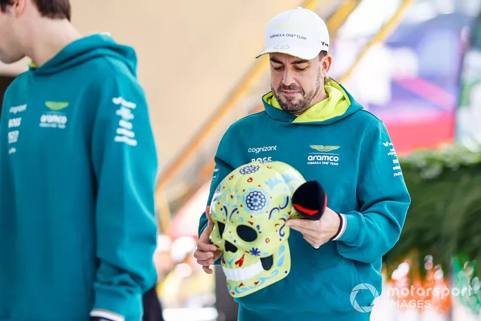 Fernando Alonso, Aston Martin F1 Team, con una máscara de calavera