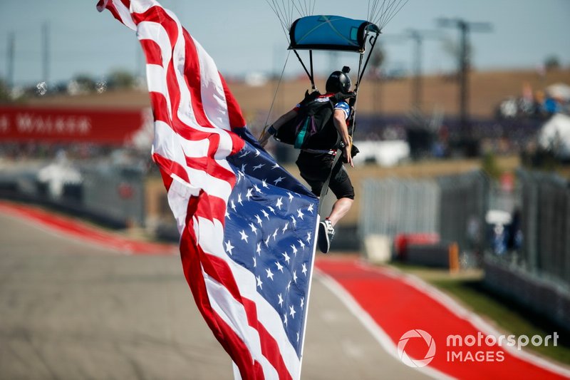 Pre-race airshow, flyover and parachute jump