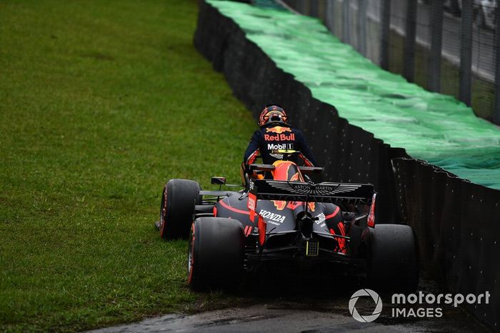 Alexander Albon, Red Bull Racing, sale de su coche después de perder el control durante los entrenamientos