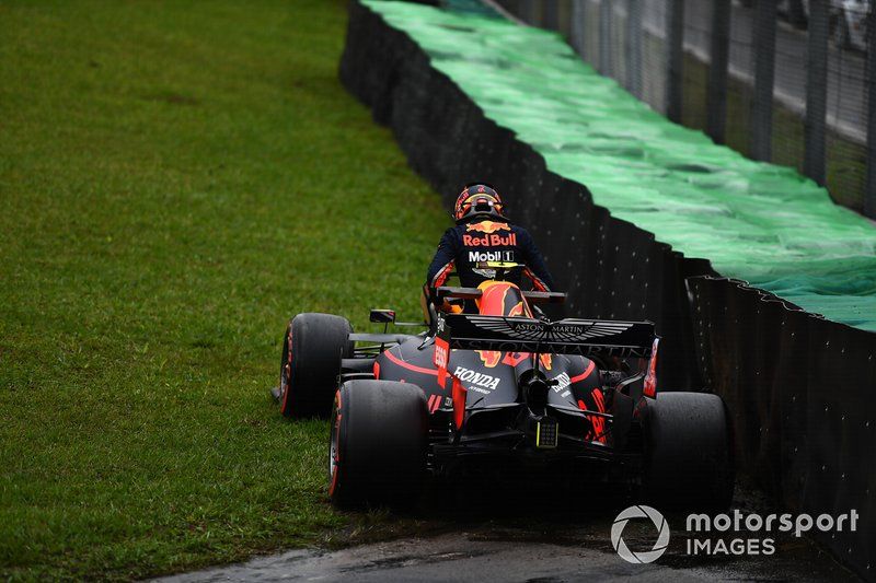 Alexander Albon, Red Bull Racing, sale de su coche después de perder el control durante los entrenamientos
