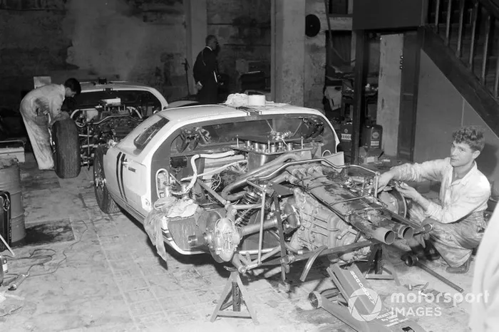 Richie Ginther,  Masten Gregory's Ford GT40 en el garaje