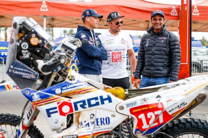 #127 Husqvarna: Sebastien Cojean, #300 Toyota Gazoo Racing: Nasser Al-Attiyah, Matthieu Baumel