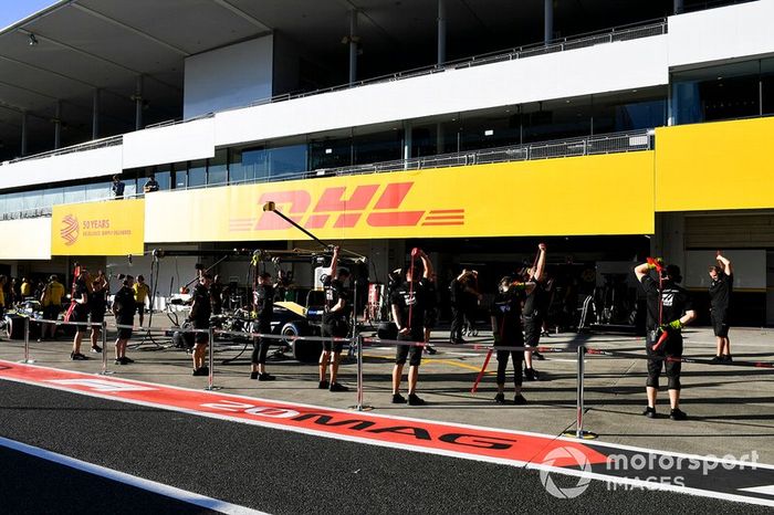 Calentamiento de los mecánicos de Haas F1