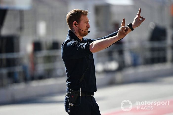 Un miembro de un equipo en el pitlane