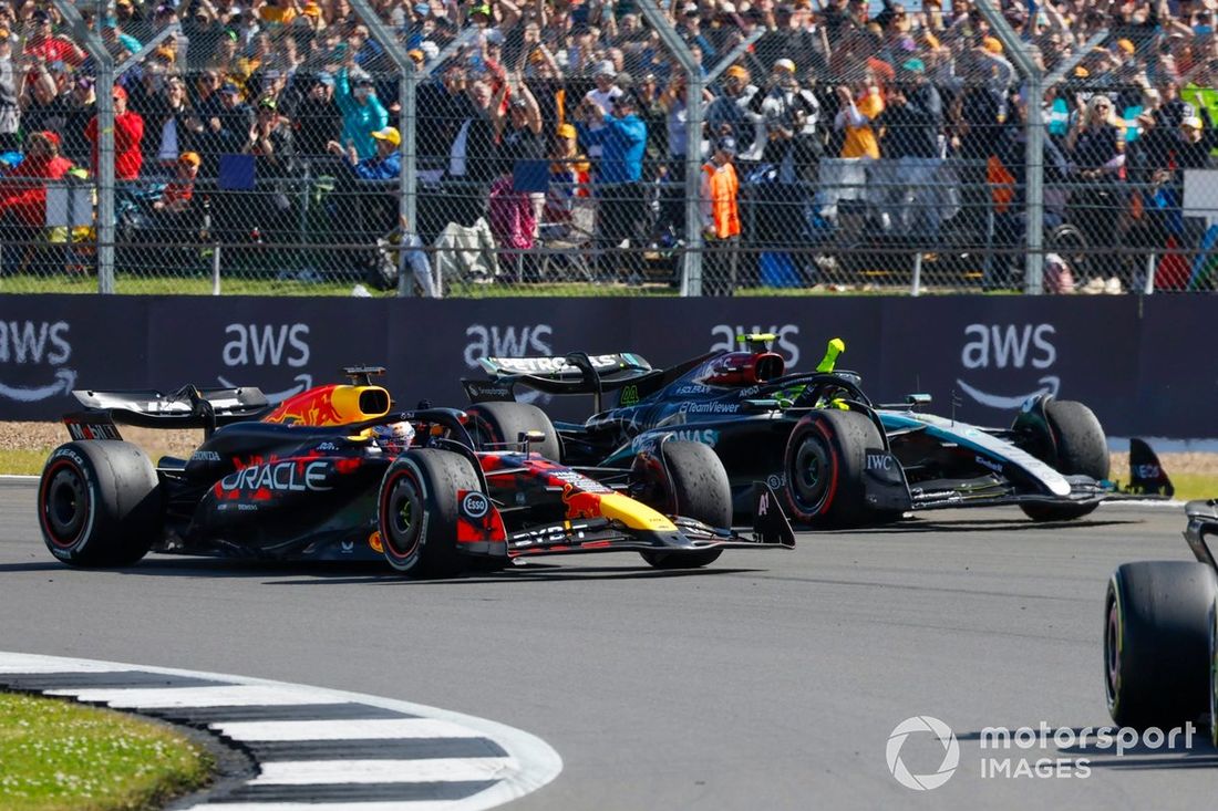 Lewis Hamilton, Mercedes F1 W15, 1ª posición, levanta el puño en señal de celebración de camino al Parc Ferme