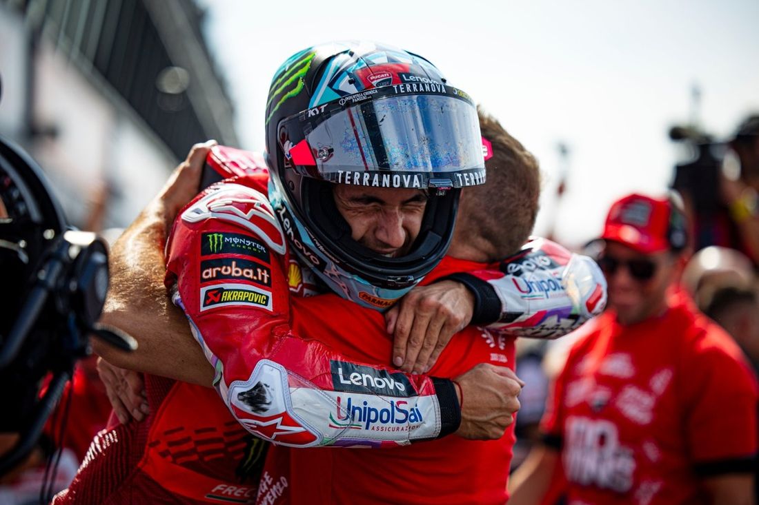 Enea Bastianini, Ducati Team świętuje z członkami zespołu