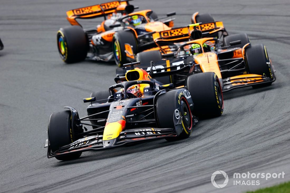 Max Verstappen, Red Bull Racing RB20, Lando Norris, McLaren MCL38, Oscar Piastri, McLaren MCL38