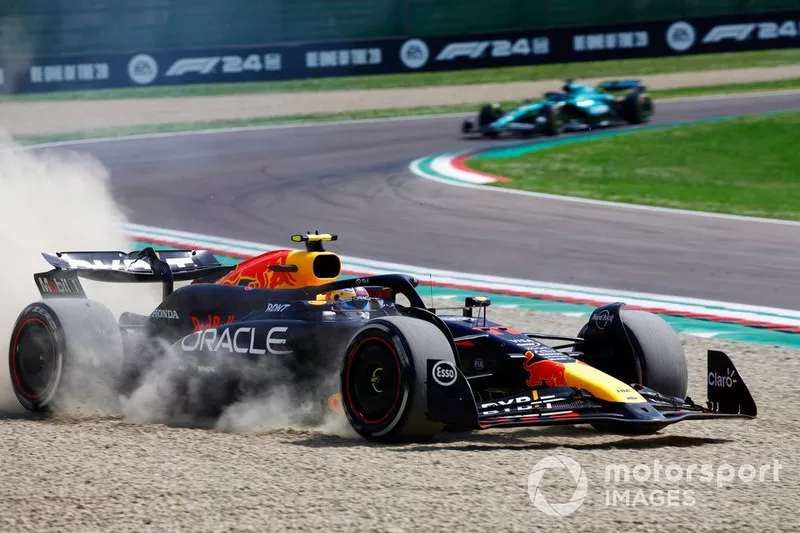 Sergio Perez, Red Bull Racing RB20, sort de la piste et roule dans les graviers.