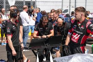 Mecânicos da Haas F1 Team na grelha de partida