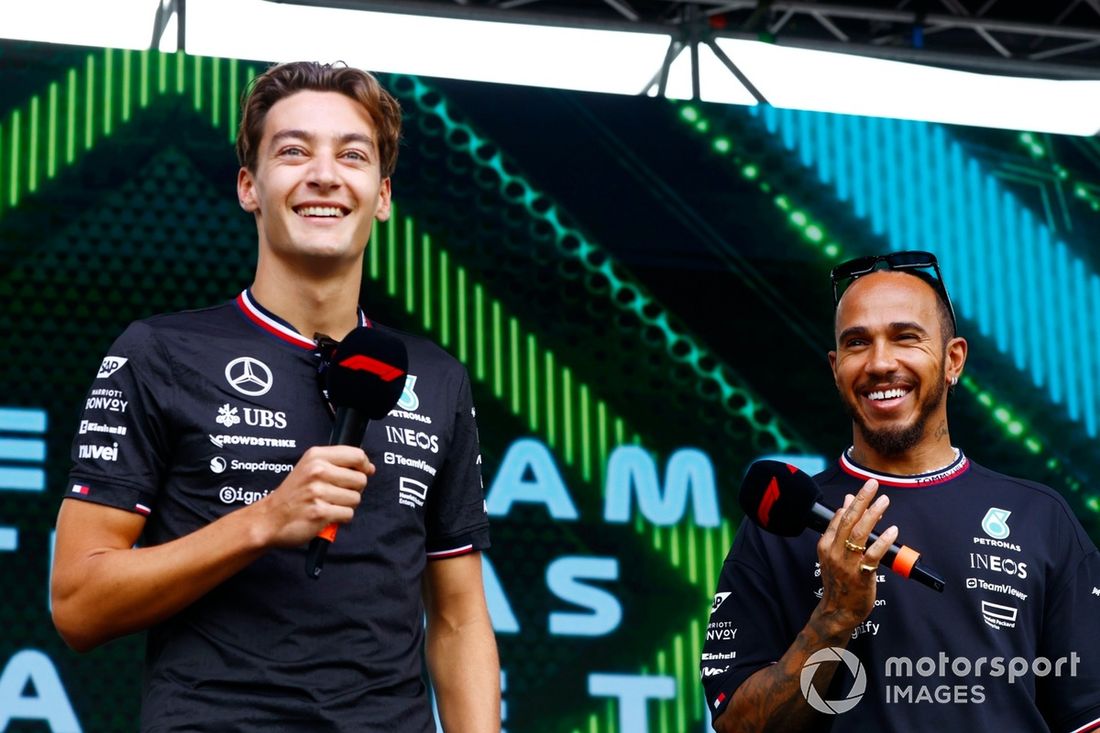 George Russell, Mercedes-AMG F1 Team, Lewis Hamilton, Mercedes-AMG F1 Team, na scenie podczas Forum Kibiców