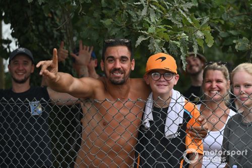 Os fãs mostram o seu apoio à McLaren 