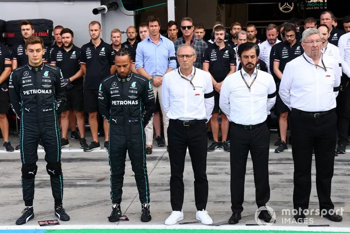 George Russell, Mercedes AMG, Lewis Hamilton, Mercedes AMG, Stefano Domenicali, director general de la Fórmula 1, Mohammed bin Sulayem, presidente de la FIA, Ross Brawn, director general de deportes de motor de la FOM, junto con el equipo Mercedes en el homenaje a la Reina Isabel II