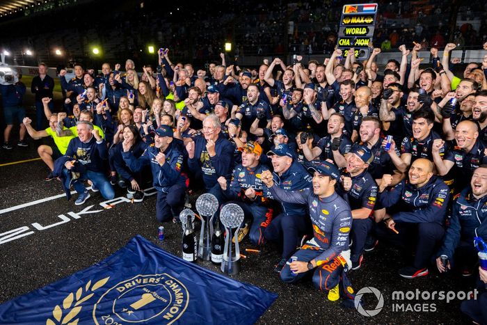 Adrian Newey, director técnico de Red Bull Racing, Helmut Marko, asesor de Red Bull Racing, Max Verstappen, Red Bull Racing, Christian Horner, director del equipo, Red Bull Racing, Sergio Pérez, Red Bull Racing, celebrando la victoria y el mundial