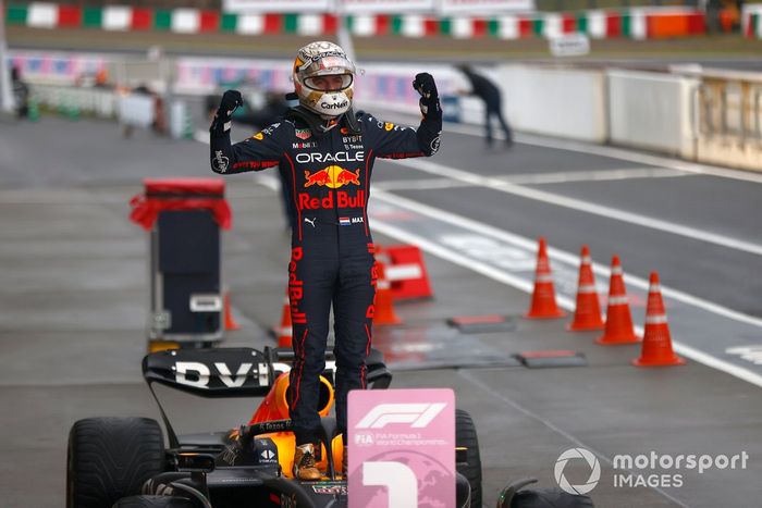 Max Verstappen, Red Bull Racing, 1ª posición, celebra su llegada al Parc Ferme