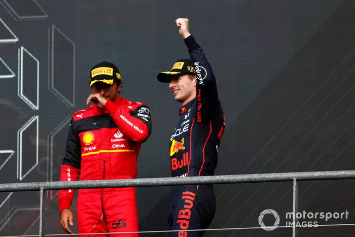 Podio: ganador Max Verstappen, Red Bull Racing, tercer lugar Carlos Sainz, Ferrari