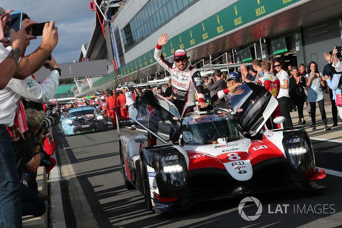 Ganadores de la carrera #8 Toyota Gazoo Racing Toyota TS050: Sebastien Buemi, Kazuki Nakajima, Fernando Alonso