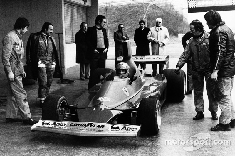 Niki Lauda teste la Ferrari 312T pour la première fois sous les yeux de Clay Regazzoni, Mauro Forghieri, Enzo Ferrari et Ermanno Cuoghi