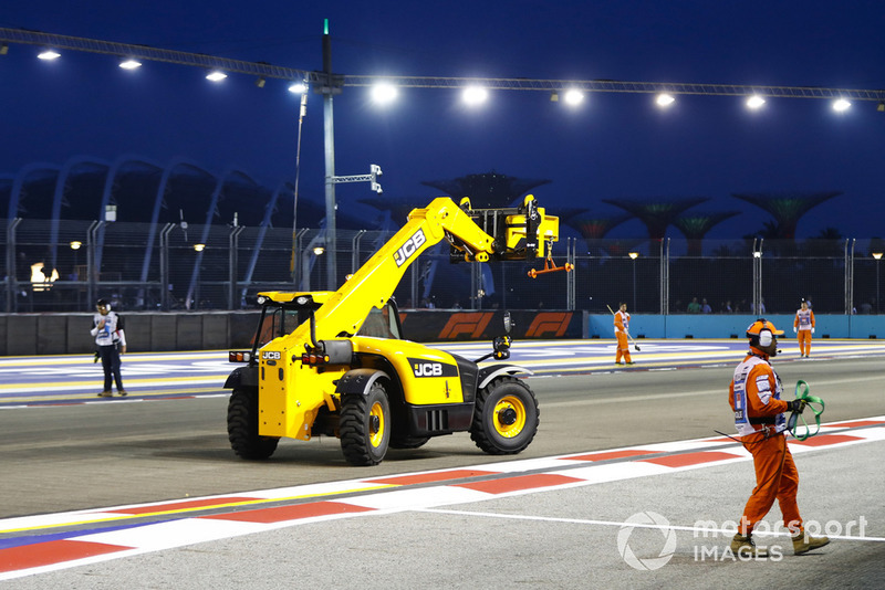 Oficiales en el trabajo con un JCB
