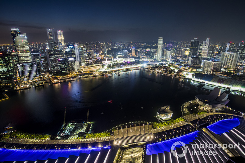 Singapore al calar della sera e il circuito cittadino di Marina Bay