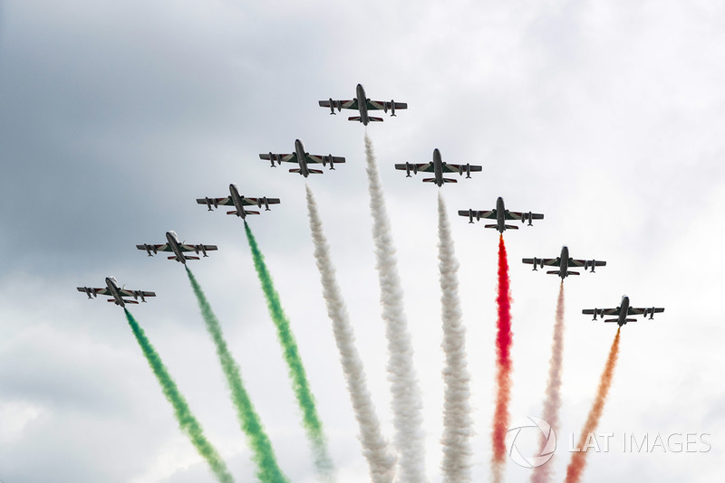 Tim akrobat Angkatan Udara Italia, mengeluarkan asap berwarna bendera Italia dengan pesawat Aermacchi MB339A