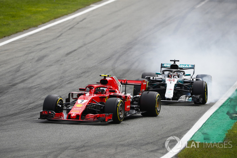 Kimi Raikkonen, Ferrari SF71H, leads Lewis Hamilton, Mercedes AMG F1 W09, as they both lock up