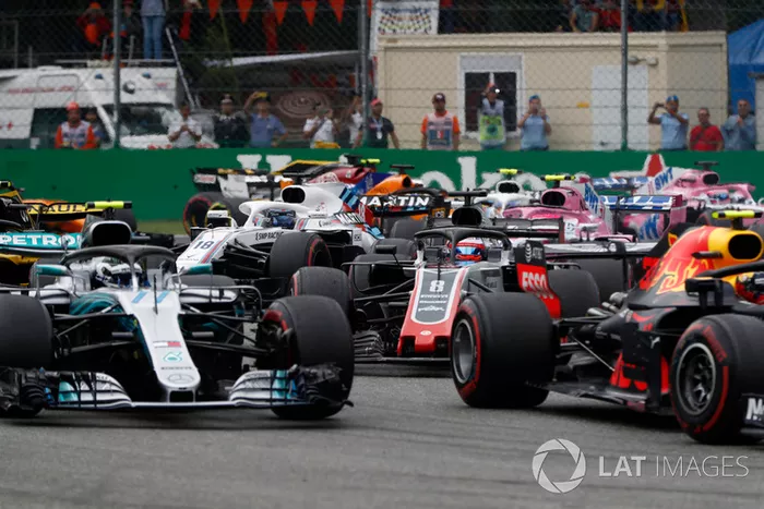 Max Verstappen, Red Bull Racing RB14, Valtteri Bottas, Mercedes AMG F1 W09, y Romain Grosjean, Haas F1 Team VF-18 
