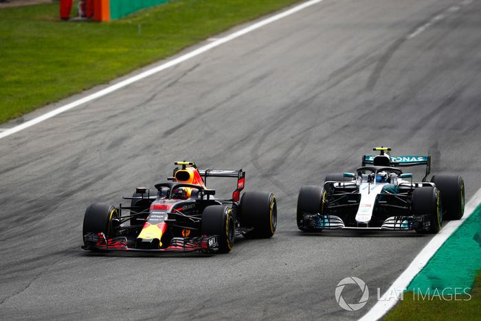 Max Verstappen, Red Bull Racing RB14 Tag Heuer, battles with Valtteri Bottas, Mercedes AMG F1 W09