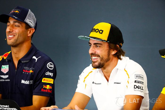 Daniel Ricciardo, Red Bull Racing, y Fernando Alonso, McLaren, en rueda de prensa