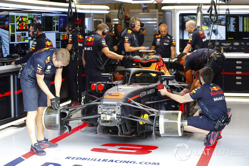 Les membres de Red Bull s'affairent sur la monoplace de Daniel Ricciardo Red Bull Racing RB14