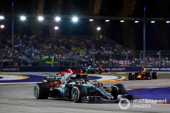 Lewis Hamilton, Mercedes AMG F1 W09 EQ Power+,  Sebastian Vettel, Ferrari SF71H, y Max Verstappen, Red Bull Racing RB14