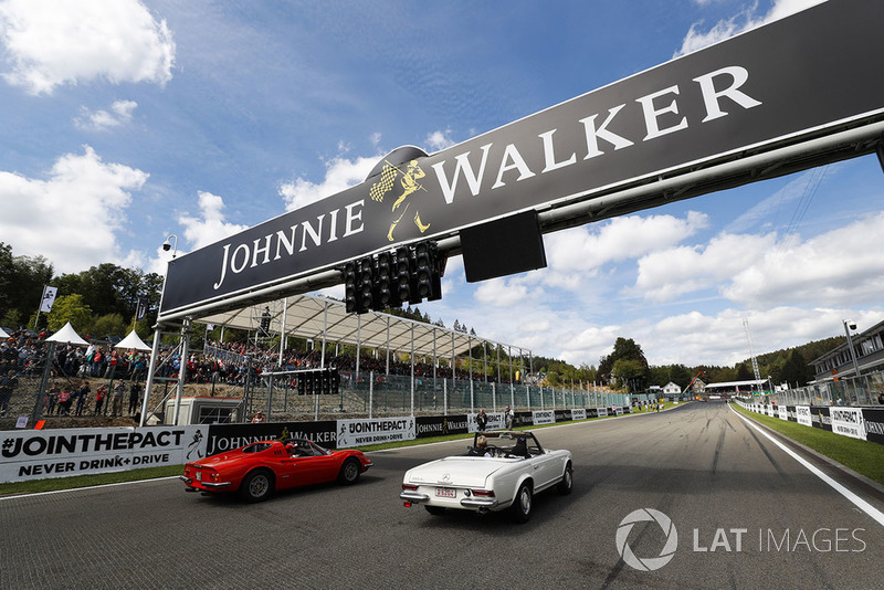 Lewis Hamilton, Mercedes AMG F1, naik Mercedes 230SL, Sebastian Vettel, Ferrari, naik Ferrari Dino 246 GTS di parade pembalap
