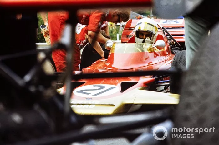 John Miles, Lotus 72B Ford, in the pits while a mechanic works on adjusting the car