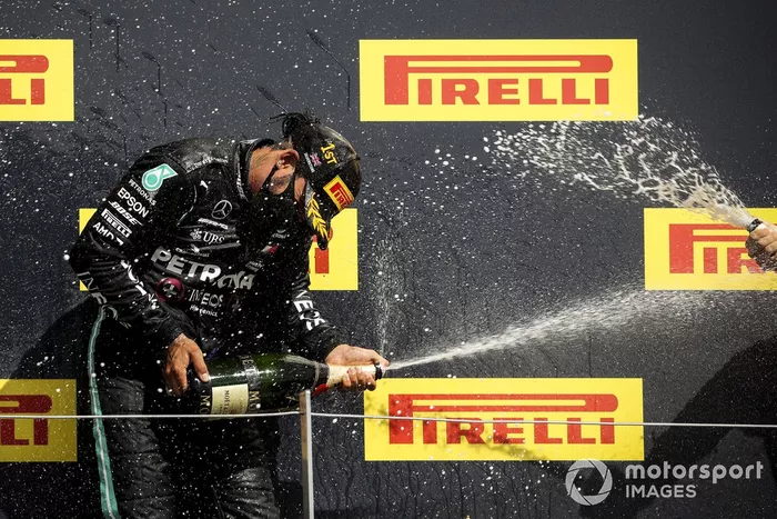 Podio: ganador de la carrera Lewis Hamilton, Mercedes-AMG F1
