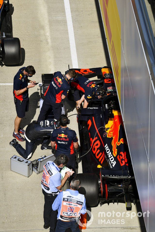 Mecánicos con el monoplaza de Max Verstappen, Red Bull Racing RB16, en Parc Ferme