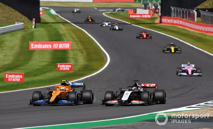Lando Norris, McLaren MCL35, Romain Grosjean, Haas VF-20