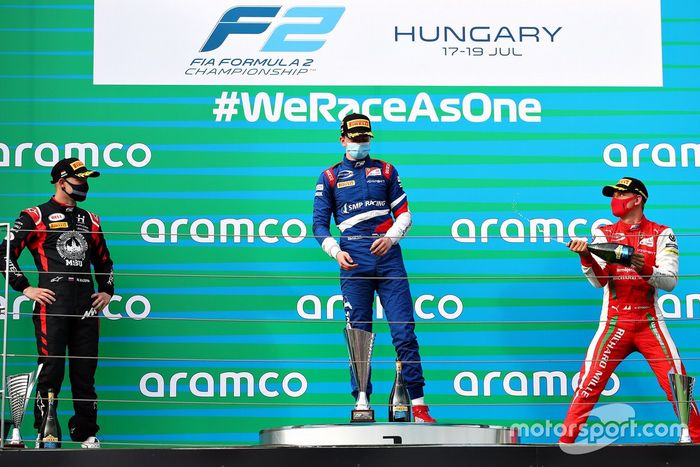 Podio: ganador de la carrera Robert Shwartzman, PREMA Racing, segundo lugar Nikita Mazepin, Hitech Grand Prix, tercer lugar Mick Schumacher, PREMA Racing