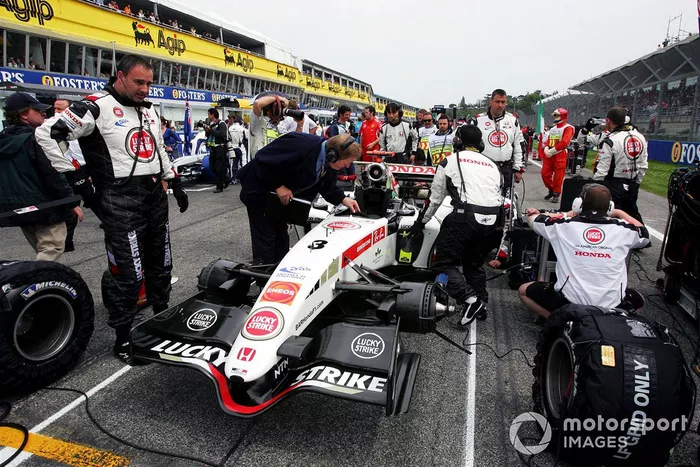 Jo Bauer, Delegado Técnico de la FIA hace comprobaciones al BAR Honda 007 de Jenson Button en la parrilla