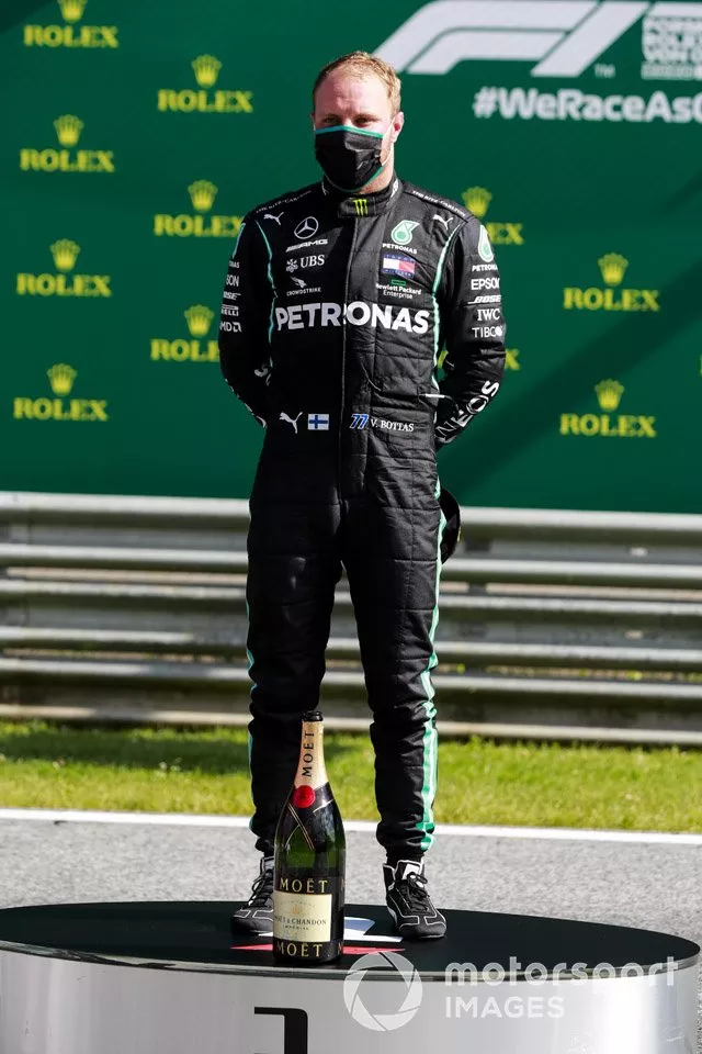 Podio: ganador Valtteri Bottas, Mercedes-AMG Petronas F1