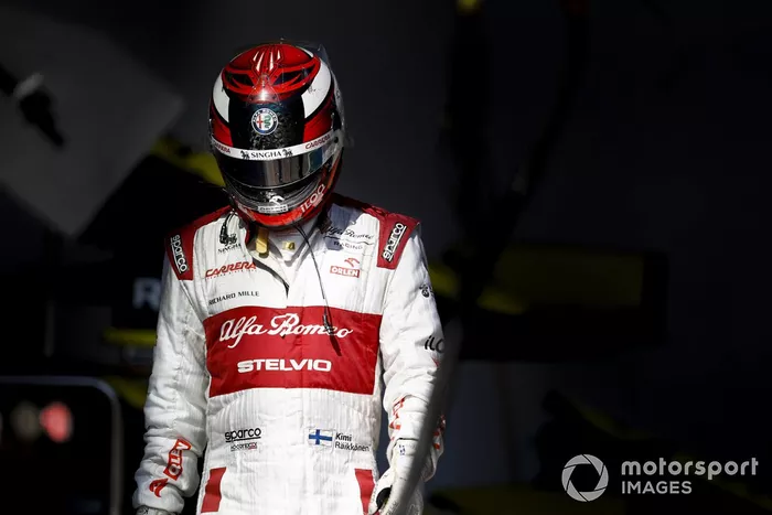 Kimi Raikkonen, Alfa Romeo, vuelve a su garaje después de retirarse de la carrera
