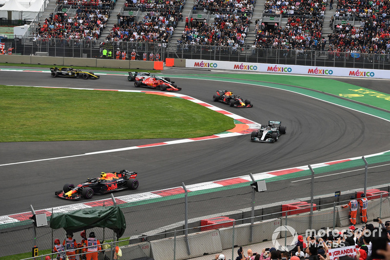 Max Verstappen, Red Bull Racing RB14 devant Lewis Hamilton, Mercedes-AMG F1 W09 dans le premier tour