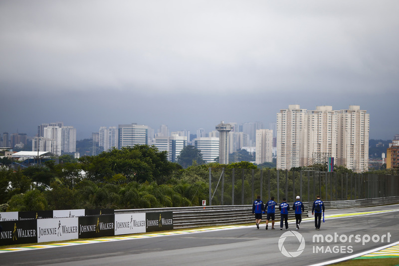 Pierre Gasly, Toro Rosso, ispeziona il circuito con i colleghi