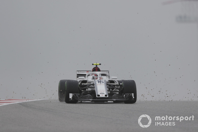 Charles Leclerc, Alfa Romeo Sauber C37, porta la ghiaia in pista