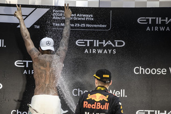 Lewis Hamilton, Mercedes AMG F1 e Max Verstappen, Red Bull Racing, festeggia sul podio con l'acqua di rose