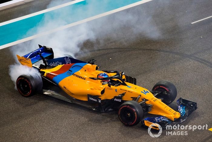 Fernando Alonso, McLaren MCL33, hace donuts al final de su última carrera